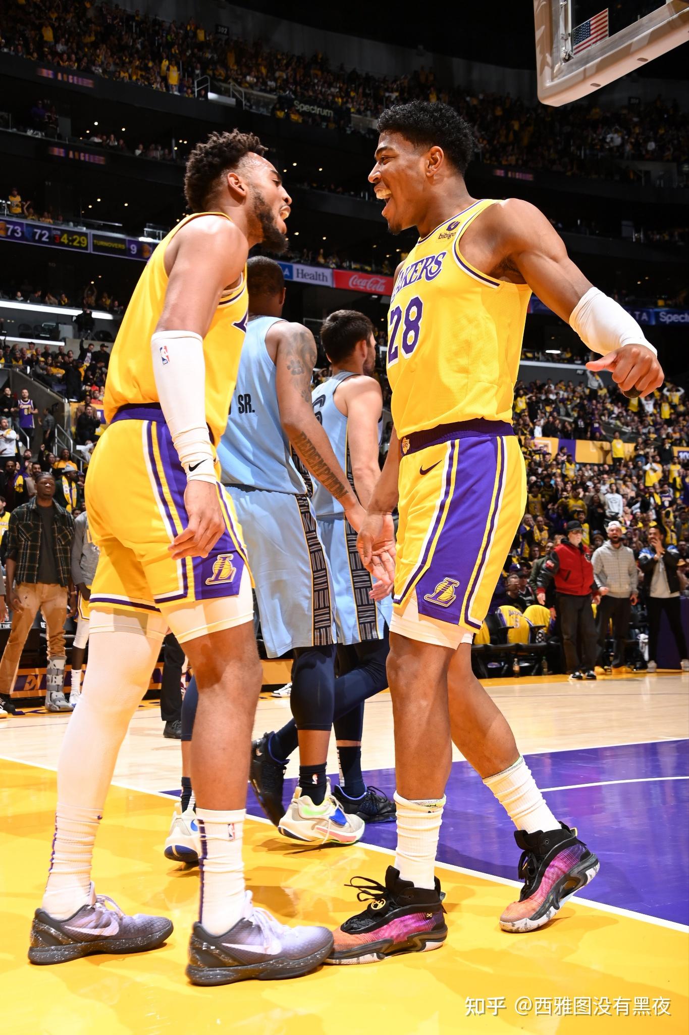 阿扎伦卡连续五场比赛得分超过回归赛场，湖人挑战极限！的简单介绍